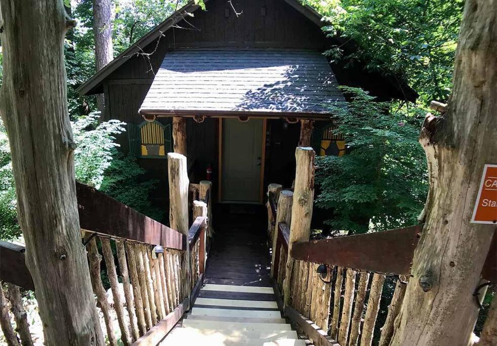 Chateau Treehouse #11 @ Oak Crest Cottages And Treehouses Eureka Springs Exterior photo